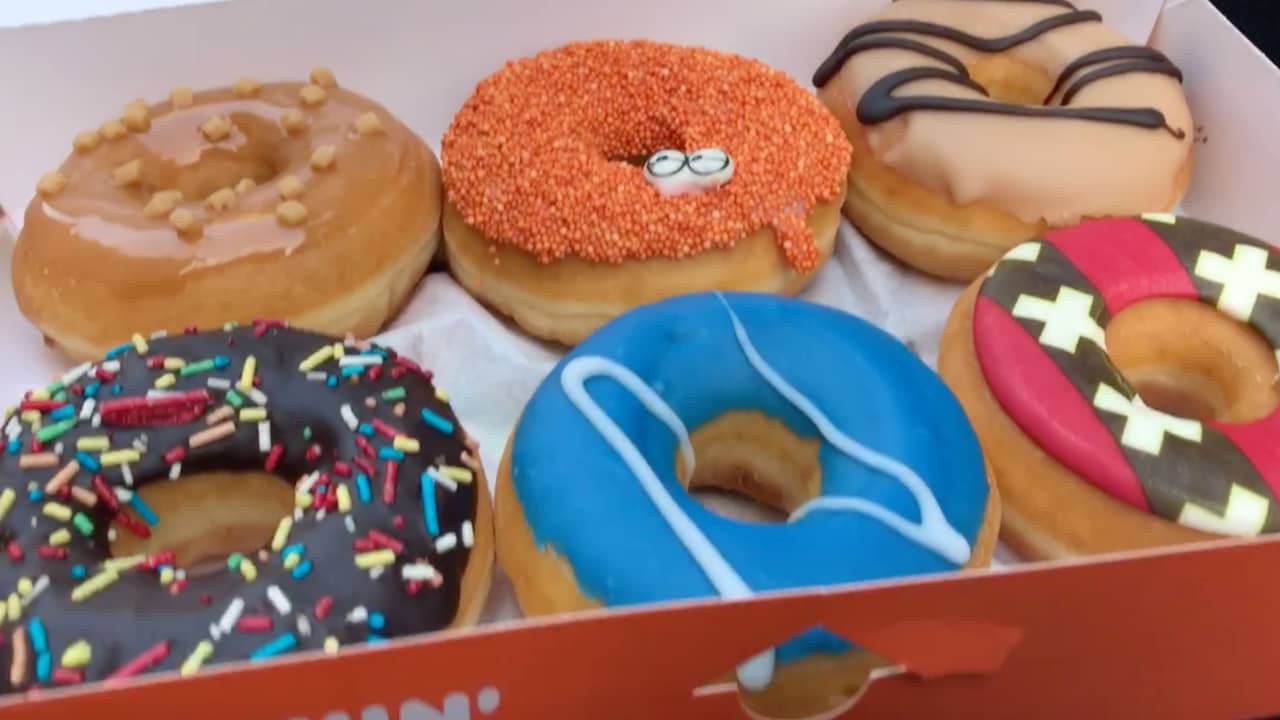 Beeld uit video: Honderden mensen bij chaotische opening eerste Nederlandse Dunkin' Donuts