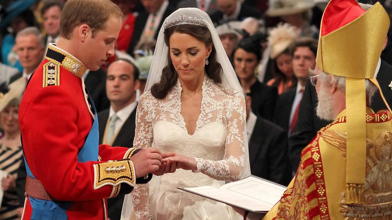 William en Kate beloven elkaar eeuwige trouw, onder toeziend oog van bijna tweeduizend gasten.