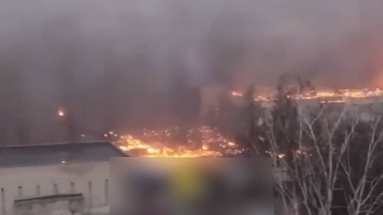 Beeld uit video: Veel rook en vlammen na helikoptercrash bij Oekraïense kleuterschool
