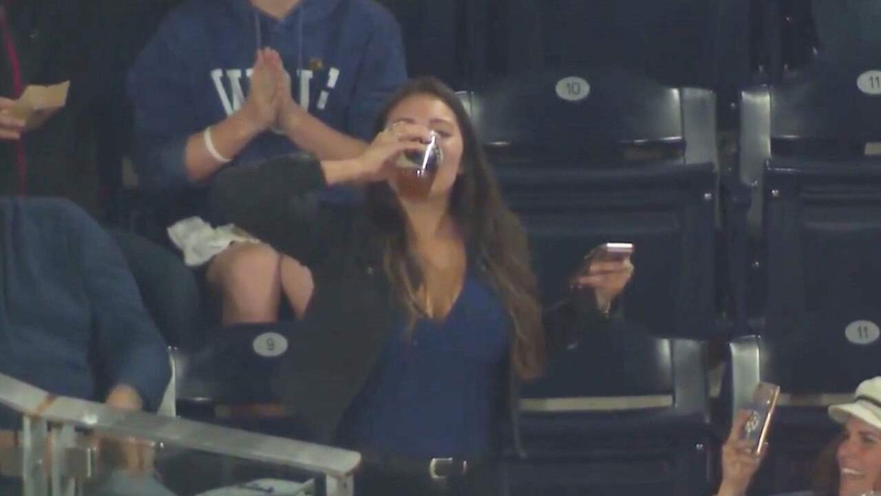 Fan vangt honkbal met bierglas en drinkt het in één teug leeg