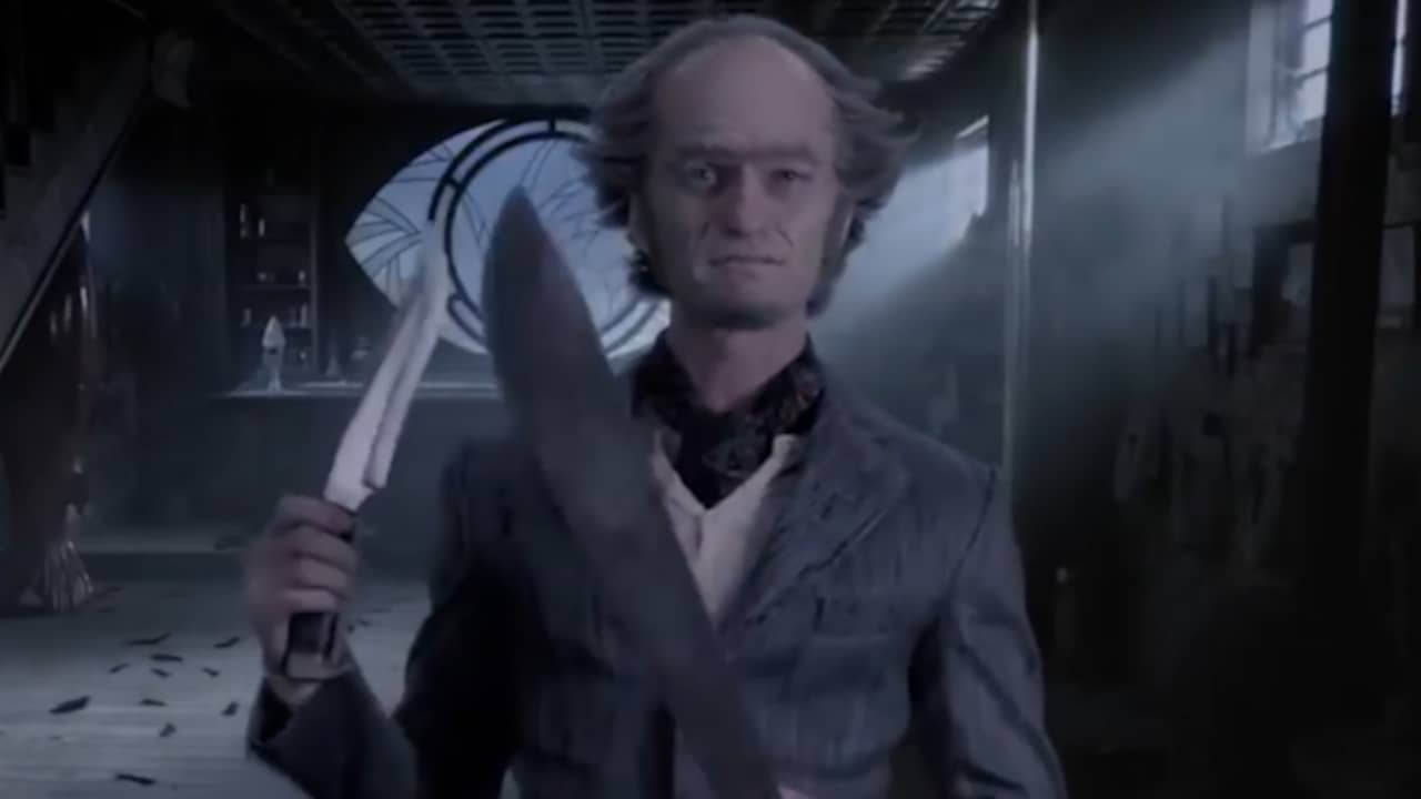 Beeld uit video: Neil Patrick Harris zwaait met mes in A Series of Unfortunate Events 2