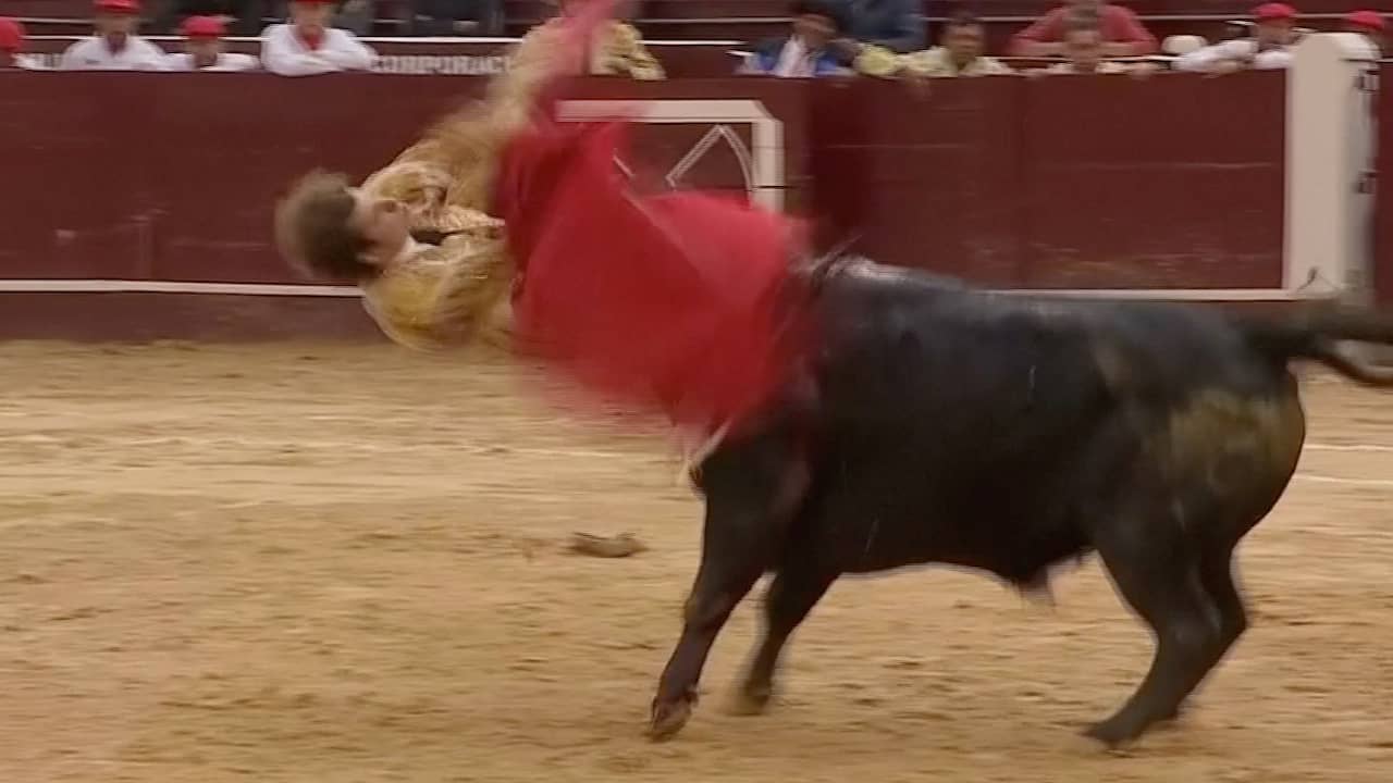 Beeld uit video: Spaanse matador aangevallen door stier tijdens gevecht