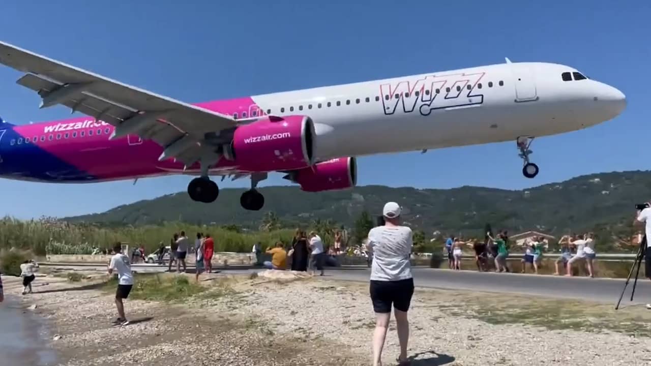 Beeld uit video: Vliegtuig scheert over mensen met extreem lage landing in Griekenland