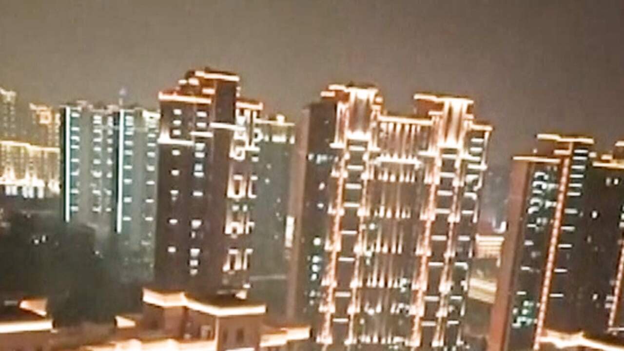Beeld uit video: Inwoners Wuhan roepen vanuit appartementen: 'Hou vol'