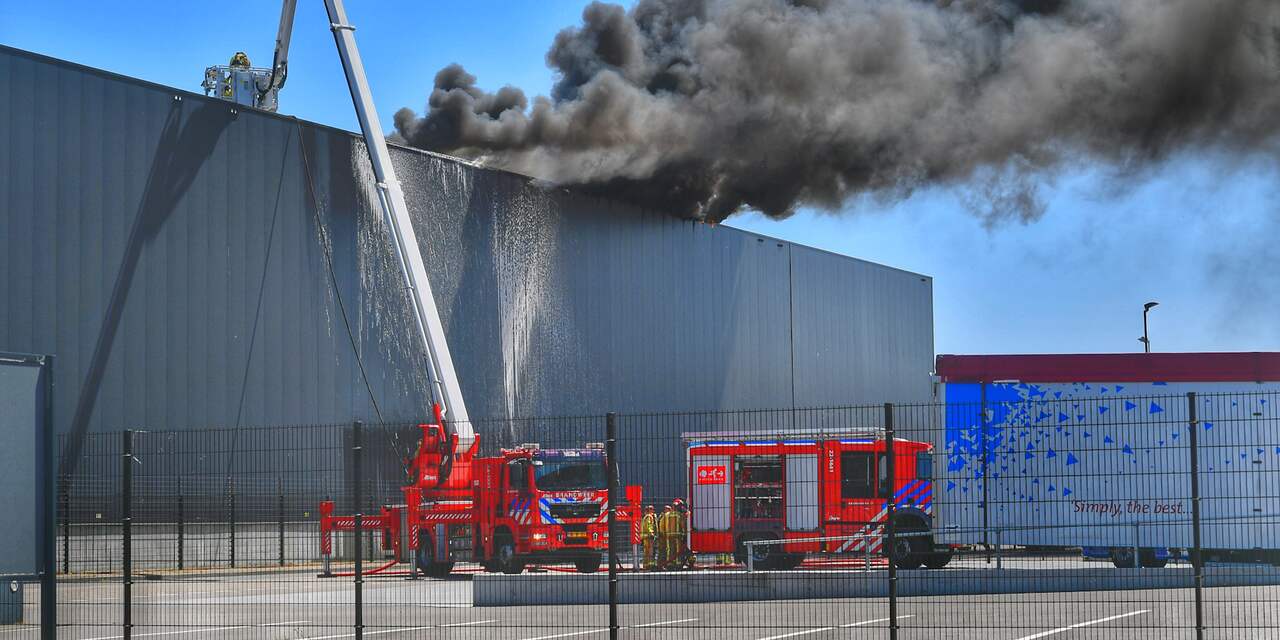Zeer grote brand in bedrijfspand in Hapert, hulp Defensie ingeschakeld