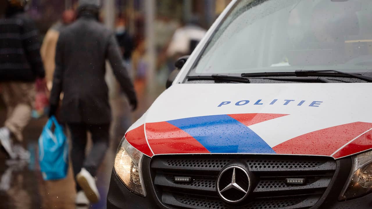 Schutter (24) Die Op Bomvol Tilburgs Terras Man Neerschoot Staat Op ...