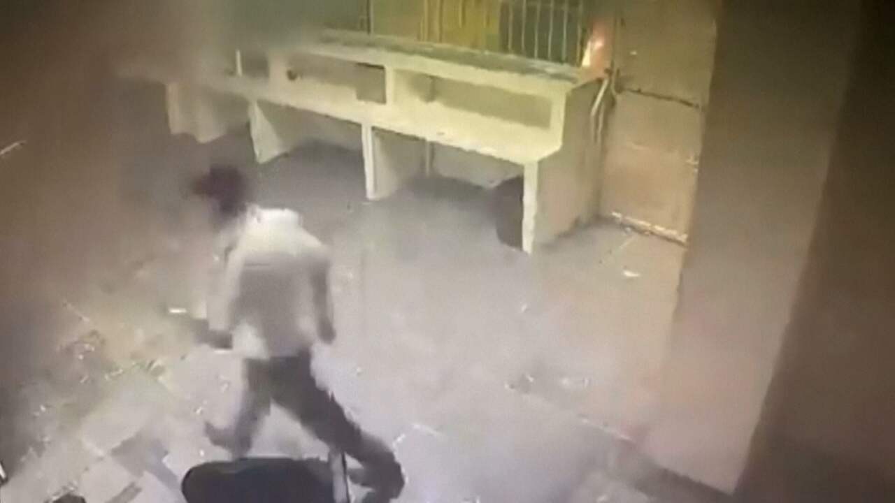Beeld uit video: Bewakers lopen weg tijdens fatale brand in Mexicaans detentiecentrum