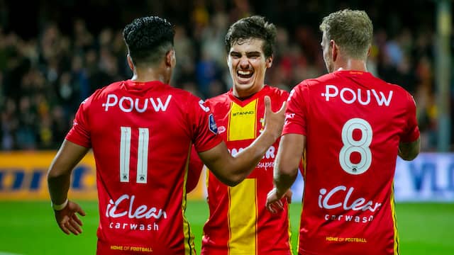 Iñigo Córdoba schoot Go Ahead Eagles vlak na rust langszij met PSV.