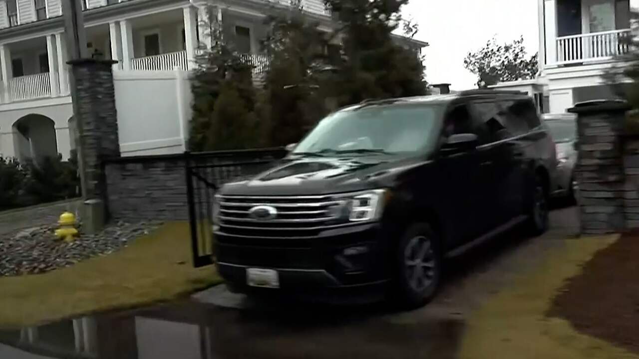 Beeld uit video: FBI doorzoekt Bidens woning in onderzoek naar geheime documenten