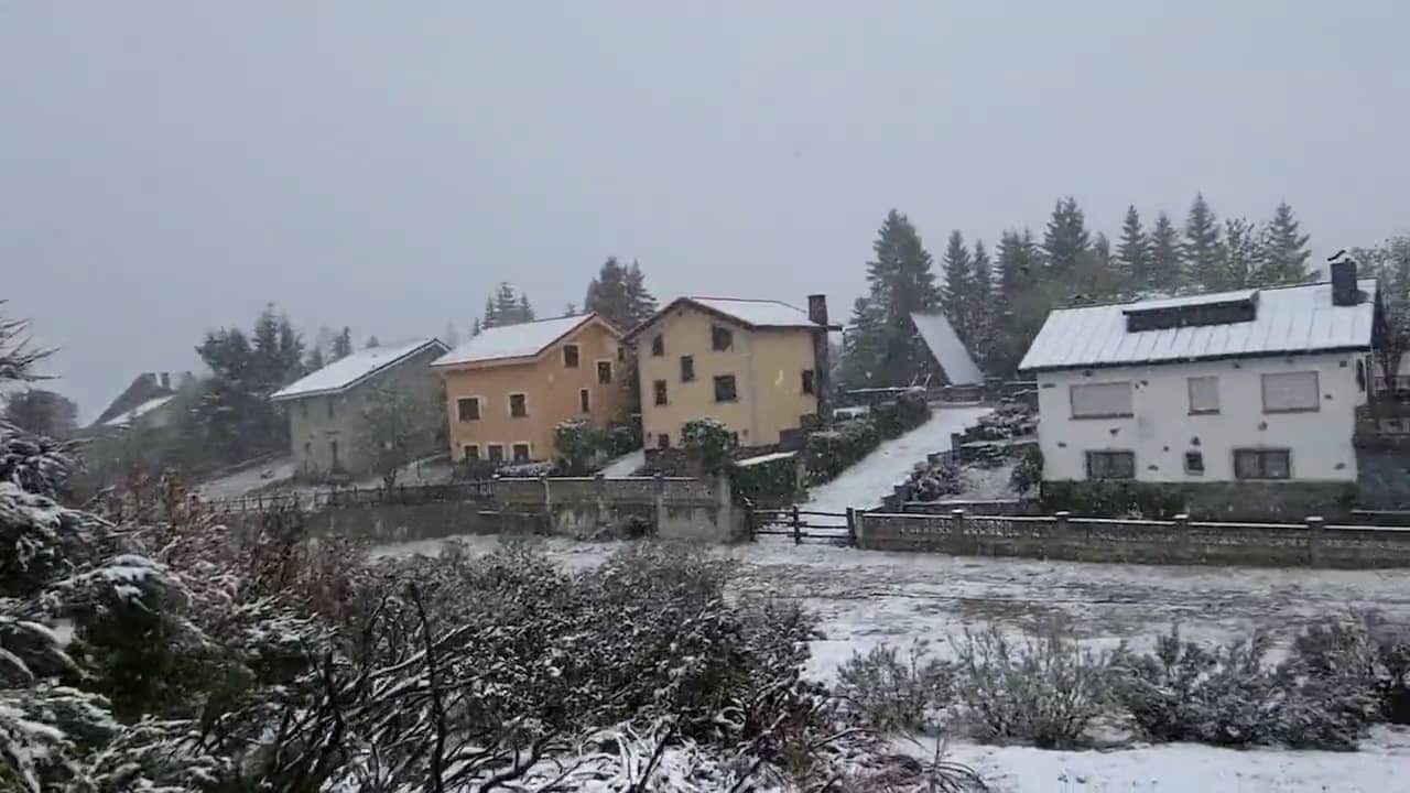 Beeld uit video: Laag sneeuw bedekt noorden van Spanje na extreme hitte