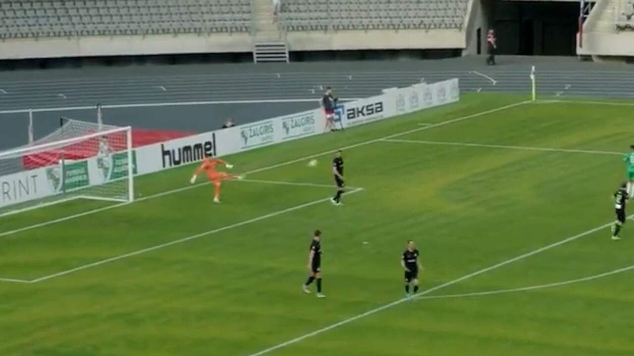 Beeld uit video: Koddige eigen goal in Litouwen: keeper schiet verdediger tegen zijn hoofd
