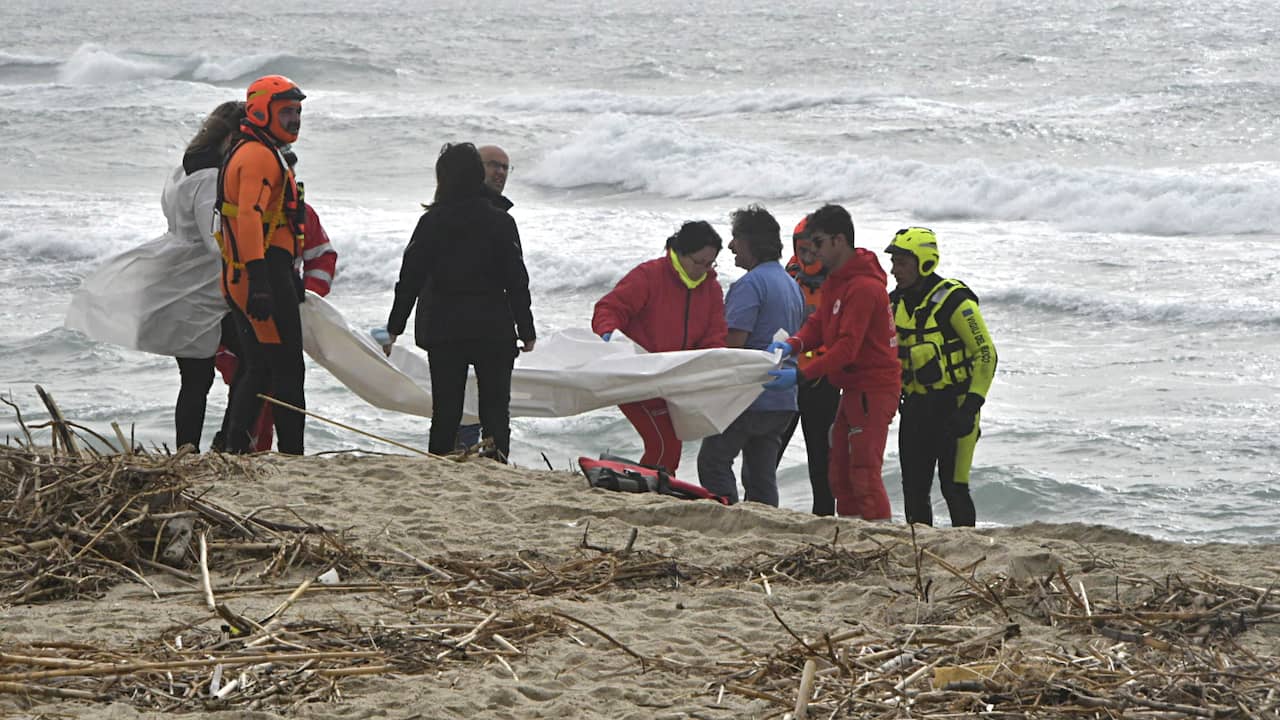 Almeno 43 boat people sono morti in un naufragio al largo della costa meridionale italiana |  All’estero