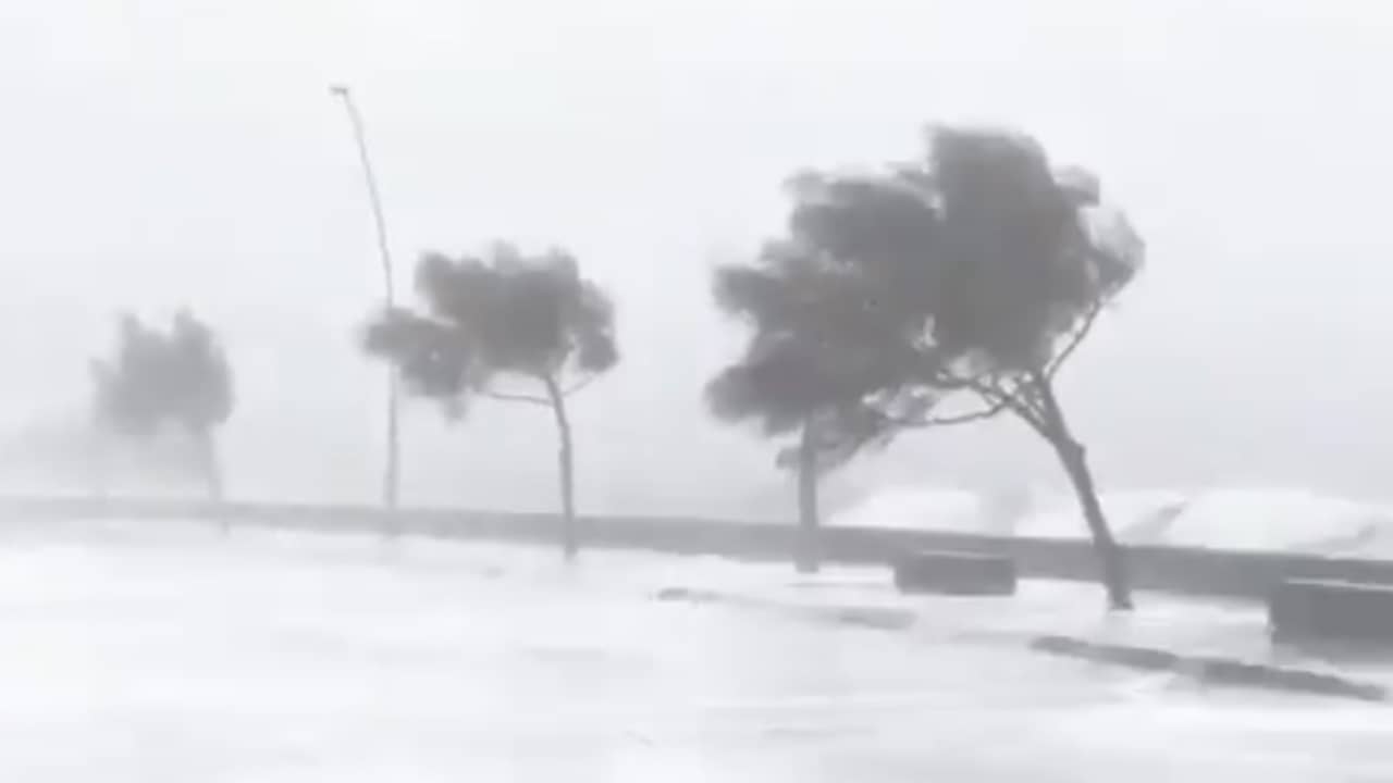 Beeld uit video: Orkaan Lorenzo laat spoor van vernieling achter op Azoren