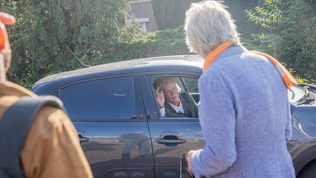 Ellie Lust begroet Freek de Jonge.