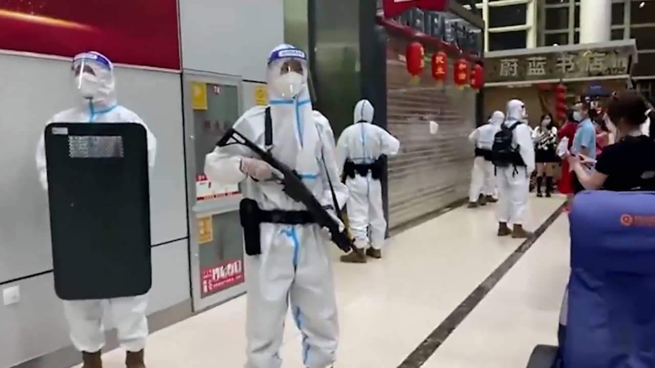 Beeld uit video: Chaos op vliegveld China als reizigers stranden na lockdown