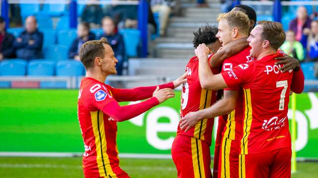Go Ahead Eagles viert de winnende treffer van Luuk Brouwers.