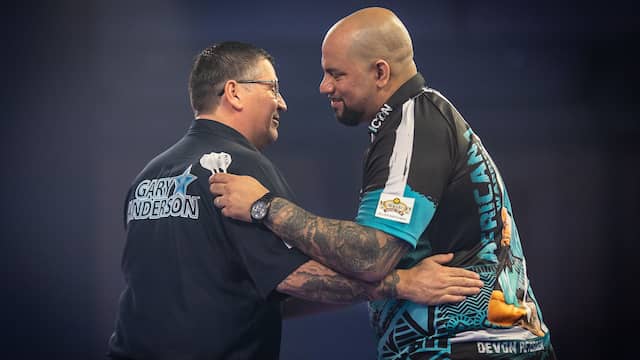 Gary Anderson en Devon Petersen schudden elkaar de hand na de wedstrijd.
