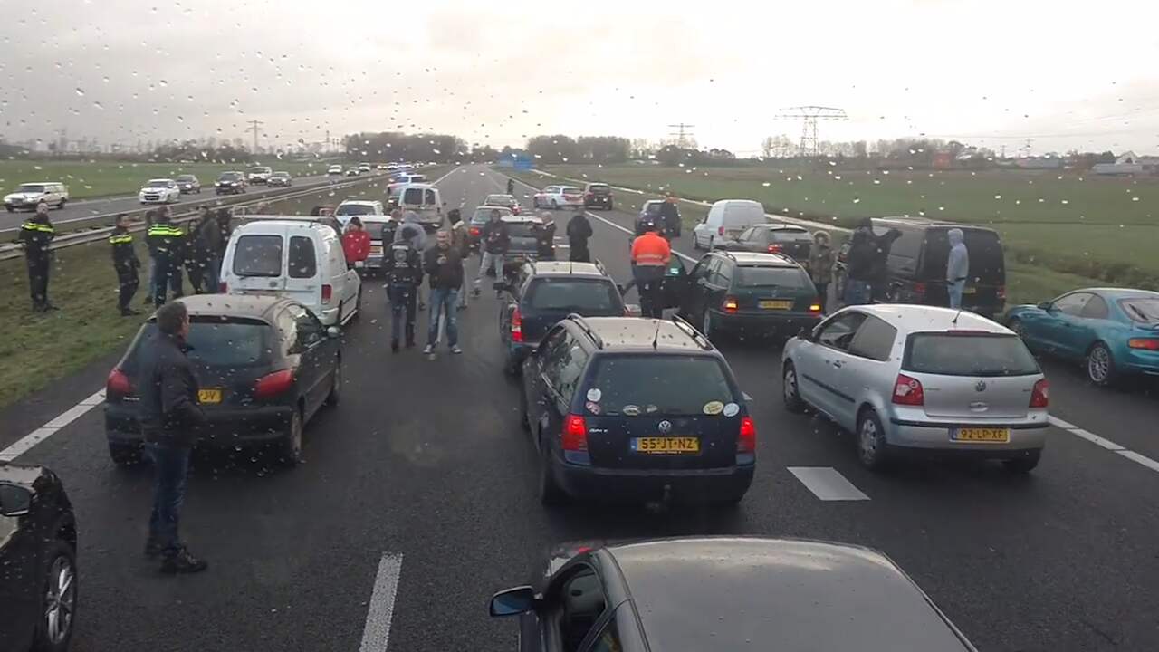 Beeld uit video: Voorstanders blokkeren anti-Zwarte Piet-demonstranten op A7