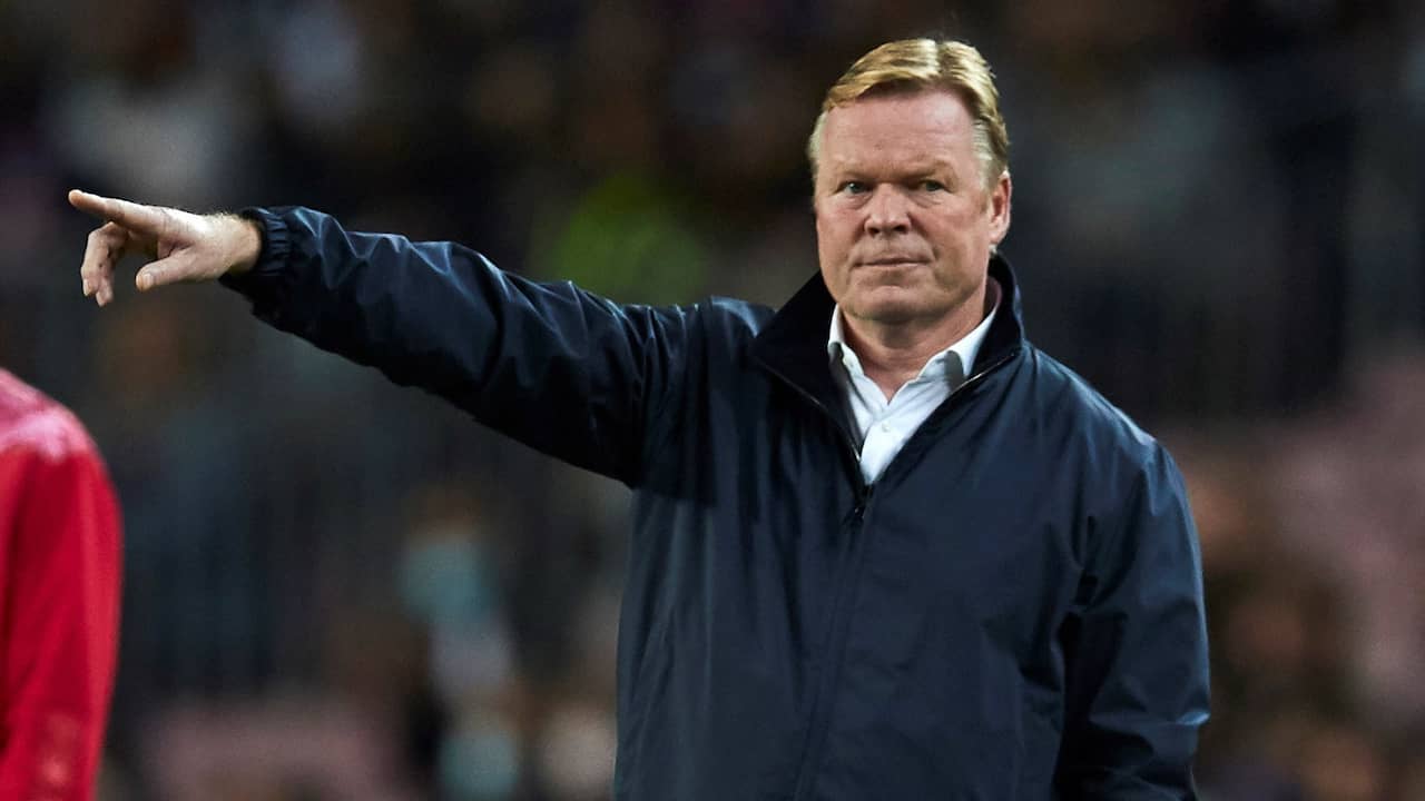 Ronald Koeman instrueert zijn spelers tegen Valencia.