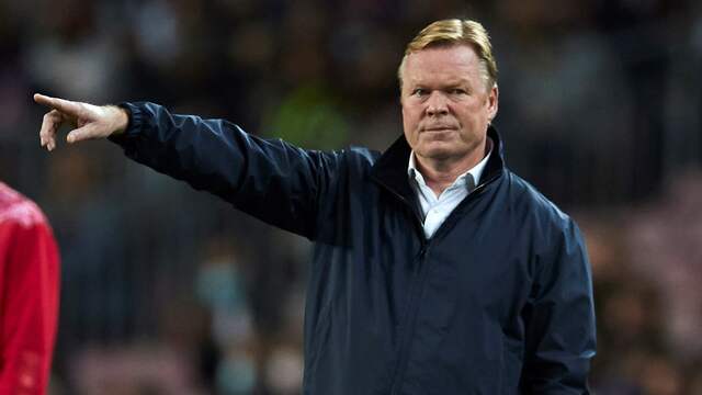 Ronald Koeman instrueert zijn spelers tegen Valencia.