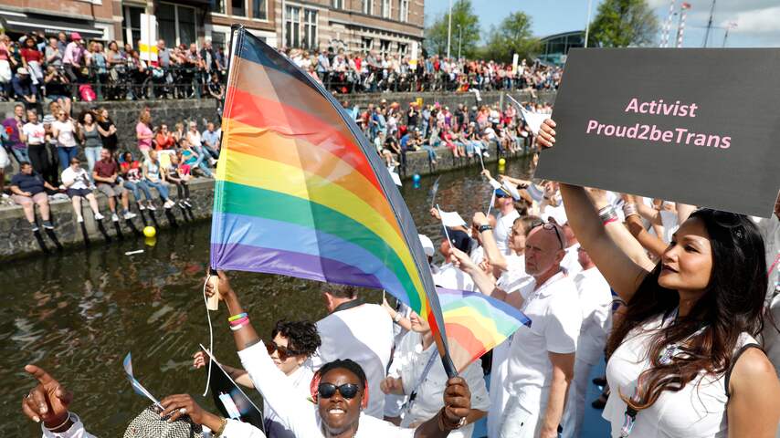 Honderdduizenden toeschouwers bij Canal Parade in Amsterdam