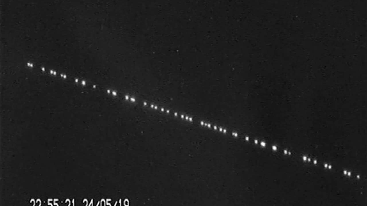 Geen ufo's, maar zestig satellieten SpaceX boven Nederland