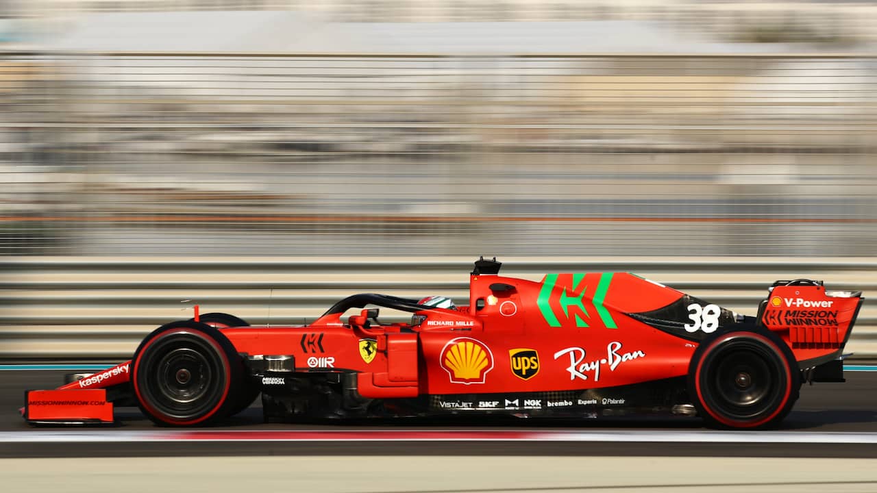 Ferrari-tescoureur Antonio Fuoco onderweg met de 18 inch velgen, inclusief wieldoppen.