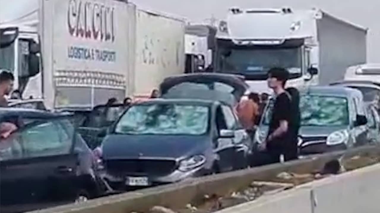 Beeld uit video: Hagelstenen verbrijzelen voorruiten van auto's op Italiaanse snelweg