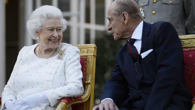 Elizabeth en Philip tijdens een tuinfeestje in Parijs in 2004. De koningin houdt naar verluidt van tuinfeesten en organiseert er doorgaans zo'n drie per jaar op Buckingham Palace.