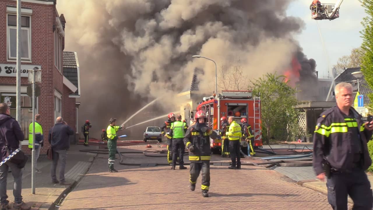Beeld uit video: Grote brand in Winschoten na gasexplosie zorgt voor gewonde