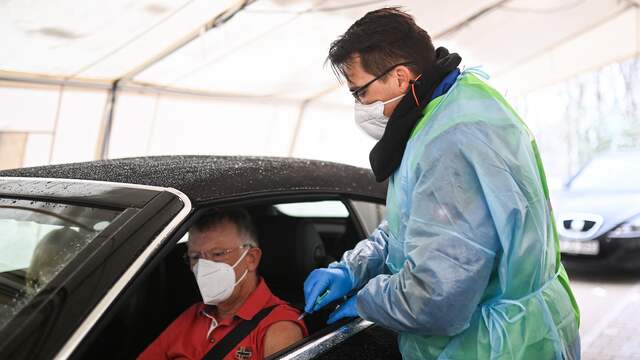 Vanwege een volgeboekt vaccinatiecentrum in het West-Duitse Schwelm werd een tijdelijke drive-invaccinatielocatie ingericht.