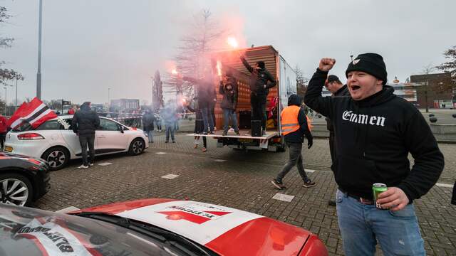 De supporters van FC Emmen steunden de spelers voorafgaand aan de wedstrijd.