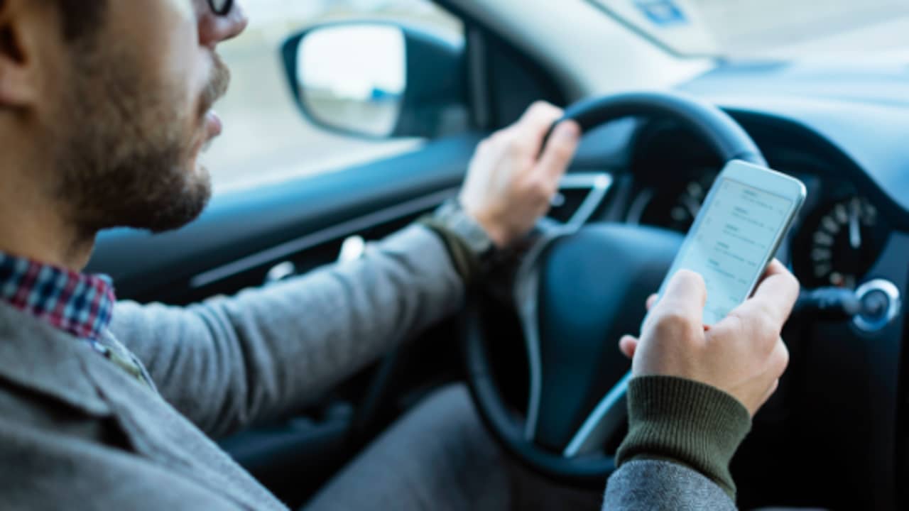 Beeld uit video: Hoe gevaarlijk is appen achter het stuur echt?