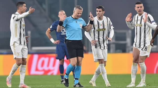 Juventus beklaagt zich, maar Kuipers geeft terecht geen penalty.