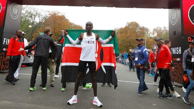 Eliud Kipchoge na het verbeteren van het wereldrecord.