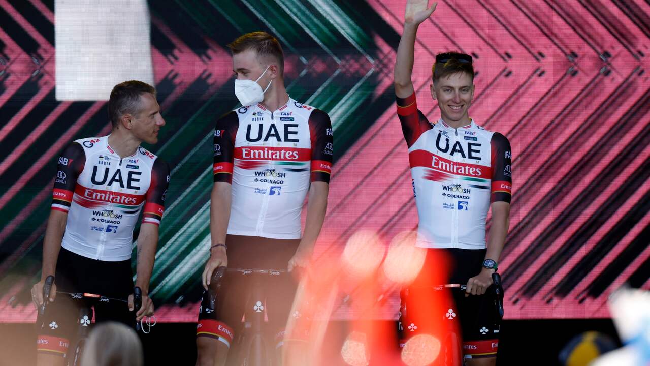 Tadej Pogacar (rechts) is de favoriet om voor de derde keer op rij de Tour te winnen.