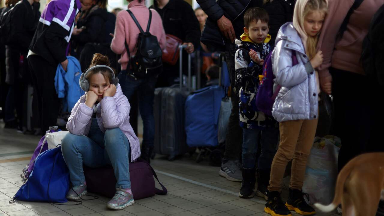 26 marzo 2022. Un rifugiato ucraino attende alla stazione di Przemysl, in Polonia.