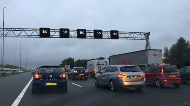 Flinke file op A2 richting Utrecht door ongeval bij Zaltbommel. Flinke file op A2 richting Utrecht door ongeval bij Zaltbommel.