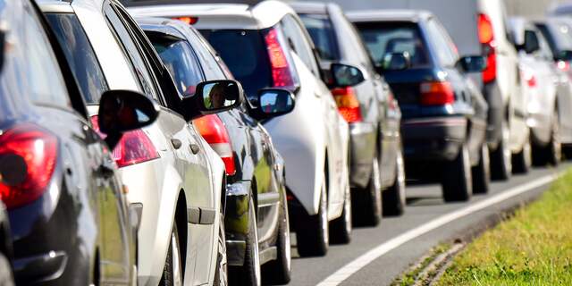 Aanhanger met zand belandt ondersteboven op snelweg bij Utrecht, verkeer loopt vast