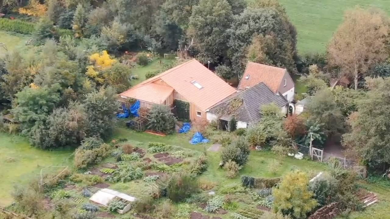 Beeld uit video: Drone filmt Drentse boerderij waarin gezin jaren verborgen zat