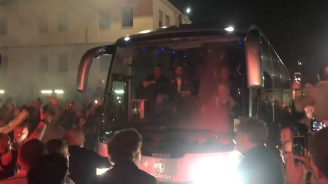 Uitzinnige Napoli-fans onthalen spelersbus na zege op Juventus