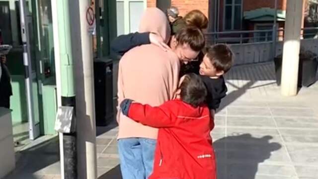 Kim-Lian van der Meij wordt verwelkomd door haar gezin.