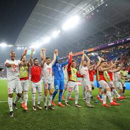 Zwitserland schakelt Servië van Tadic uit in spektakelstuk en is achtstefinalist