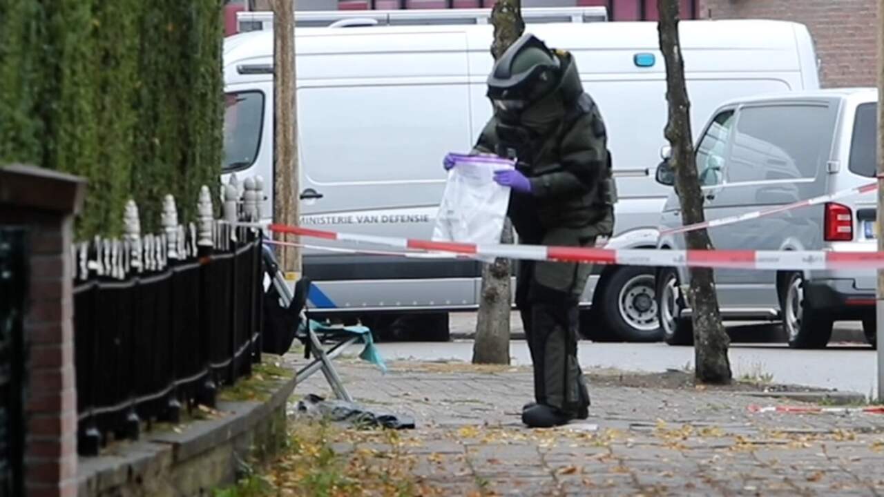 Beeld uit video: EOD ontmantelt brandbom bij oprit woning in Zutphen
