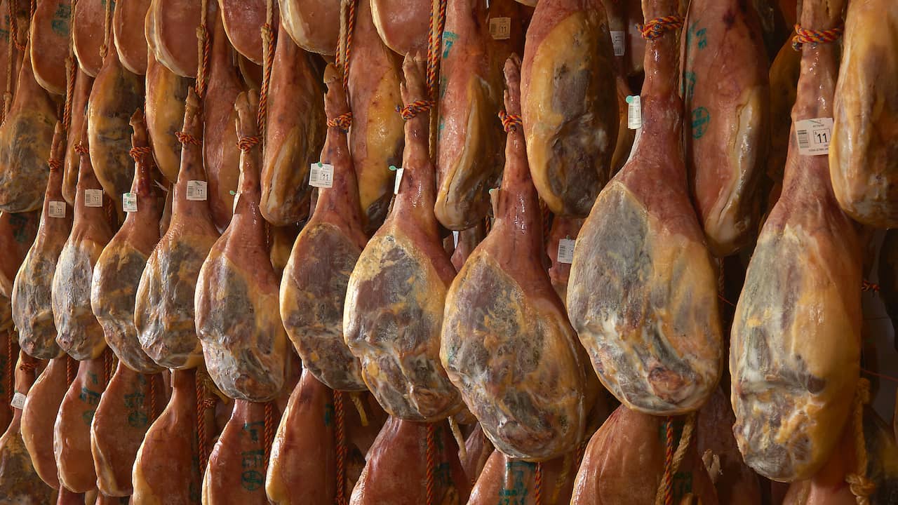 Spaniard jailed for stealing and selling 7,000 hams |  NOW