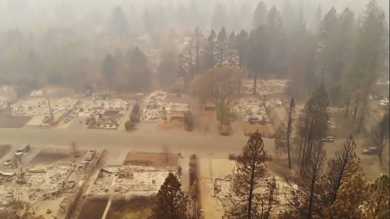 Beeld uit video: Dronebeelden tonen door brand verwoeste stad in Californië
