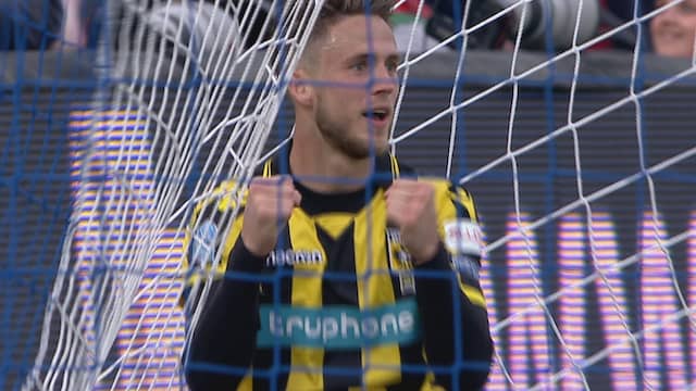 Van Wolfswinkel kopt Vitesse op 1-0 na mistasten Krul