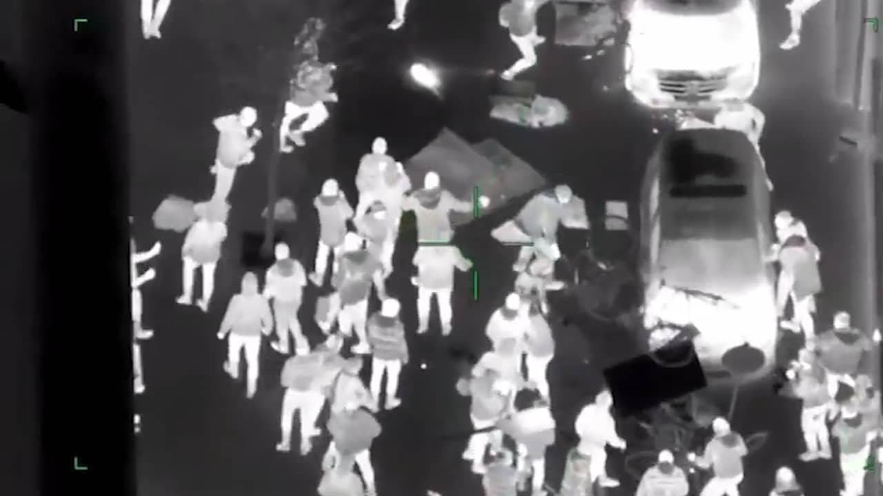 Beeld uit video: Bekijk helikopterbeelden van de rellen in Rotterdam