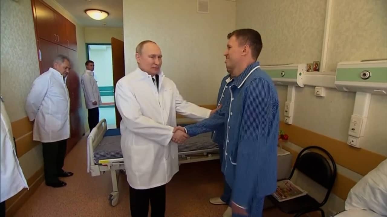Beeld uit video: Poetin brengt ziekenhuisbezoek aan soldaten in Moskou