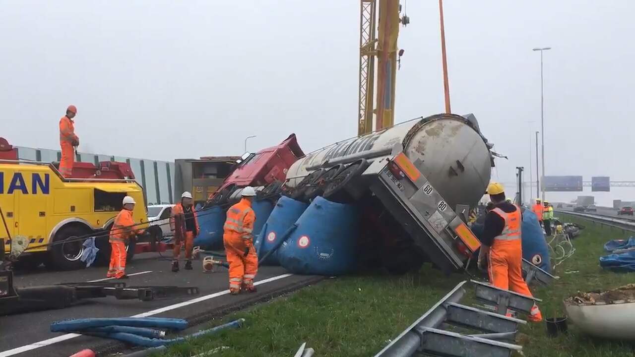 Beeld uit video: Gekantelde tankwagen wordt weer overeind getakeld
